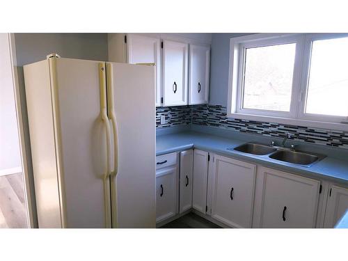 808 3 Avenue, Bassano, AB - Indoor Photo Showing Kitchen With Double Sink