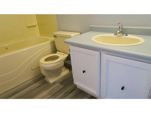 808 3 Avenue, Bassano, AB - Indoor Photo Showing Bathroom