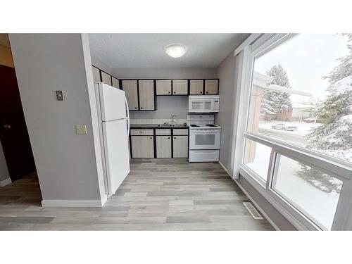 A-5952 45 Avenue, Lacombe, AB - Indoor Photo Showing Kitchen