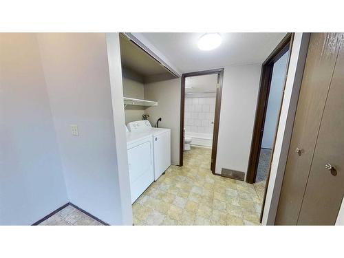 A-5952 45 Avenue, Lacombe, AB - Indoor Photo Showing Laundry Room