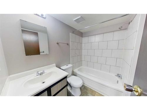 A-5952 45 Avenue, Lacombe, AB - Indoor Photo Showing Bathroom