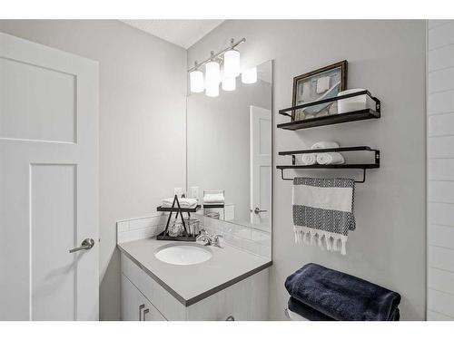 14921 1 Street Nw, Calgary, AB - Indoor Photo Showing Bathroom