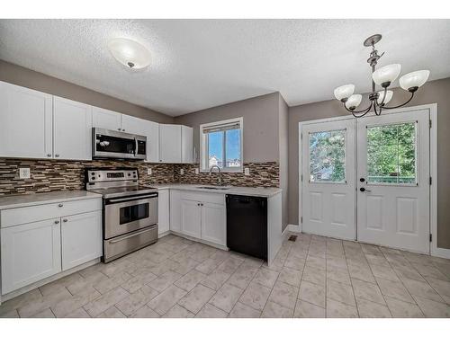 27 Canoe Circle Sw, Airdrie, AB - Indoor Photo Showing Kitchen