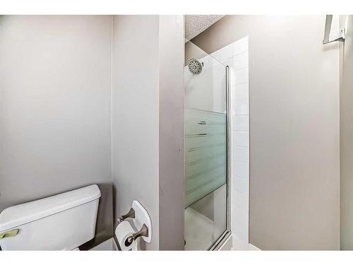 27 Canoe Circle Sw, Airdrie, AB - Indoor Photo Showing Bathroom