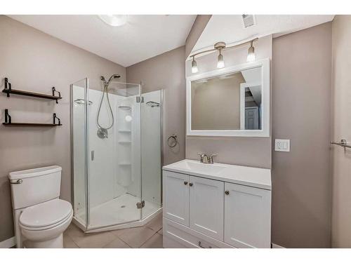 27 Canoe Circle Sw, Airdrie, AB - Indoor Photo Showing Bathroom