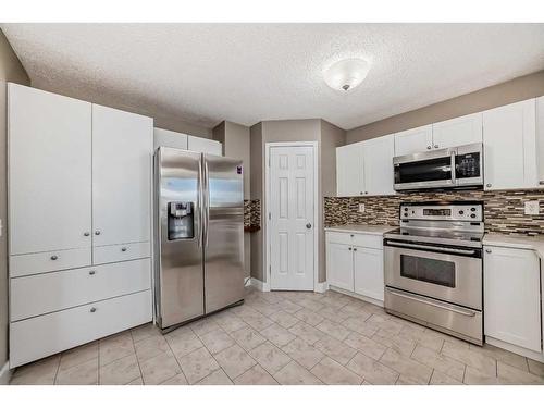 27 Canoe Circle Sw, Airdrie, AB - Indoor Photo Showing Kitchen