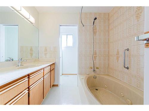 4627 Whitehorn Drive, Calgary, AB - Indoor Photo Showing Bathroom