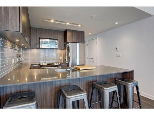 915-626 14 Avenue Sw, Calgary, AB - Indoor Photo Showing Kitchen With Stainless Steel Kitchen With Upgraded Kitchen