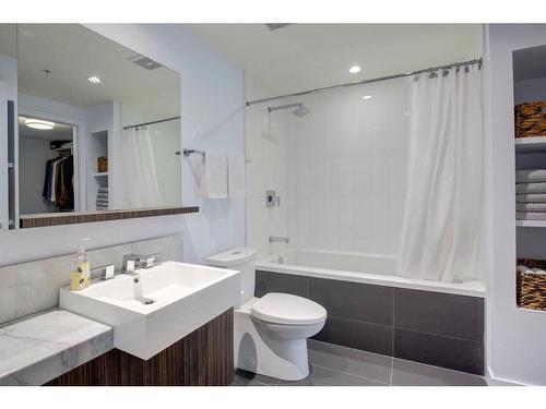 915-626 14 Avenue Sw, Calgary, AB - Indoor Photo Showing Bathroom