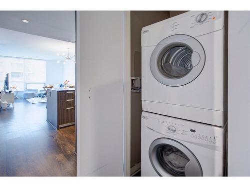 915-626 14 Avenue Sw, Calgary, AB - Indoor Photo Showing Laundry Room