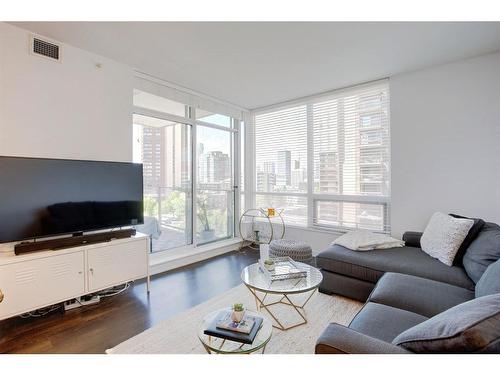 915-626 14 Avenue Sw, Calgary, AB - Indoor Photo Showing Living Room