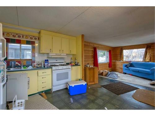 237 Big Hill Circle Se, Airdrie, AB - Indoor Photo Showing Kitchen