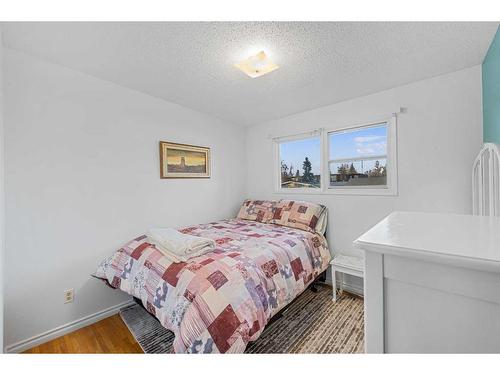 18 Harmon Place Sw, Calgary, AB - Indoor Photo Showing Bedroom