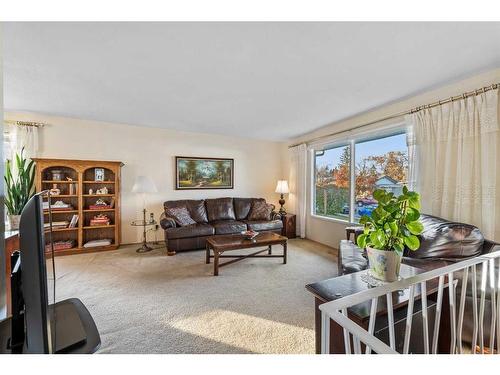 18 Harmon Place Sw, Calgary, AB - Indoor Photo Showing Living Room