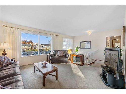 18 Harmon Place Sw, Calgary, AB - Indoor Photo Showing Living Room