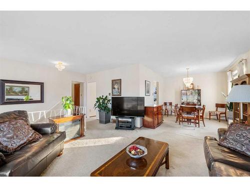 18 Harmon Place Sw, Calgary, AB - Indoor Photo Showing Living Room