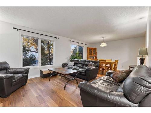 11 Midbend Crescent Se, Calgary, AB - Indoor Photo Showing Living Room