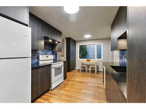 11 Midbend Crescent Se, Calgary, AB - Indoor Photo Showing Kitchen