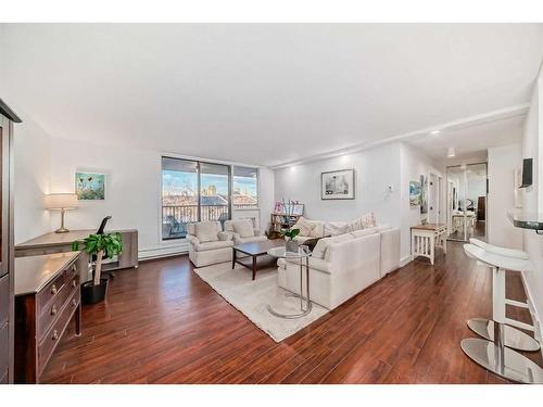 4B-133 25 Avenue Sw, Calgary, AB - Indoor Photo Showing Living Room