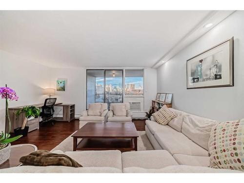 4B-133 25 Avenue Sw, Calgary, AB - Indoor Photo Showing Living Room