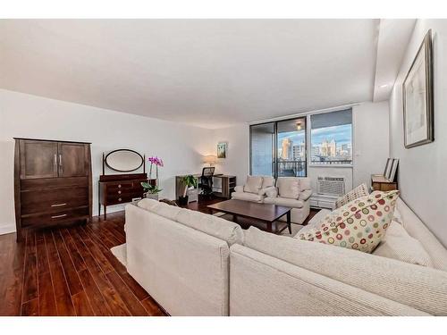 4B-133 25 Avenue Sw, Calgary, AB - Indoor Photo Showing Living Room