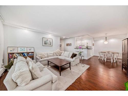 4B-133 25 Avenue Sw, Calgary, AB - Indoor Photo Showing Living Room