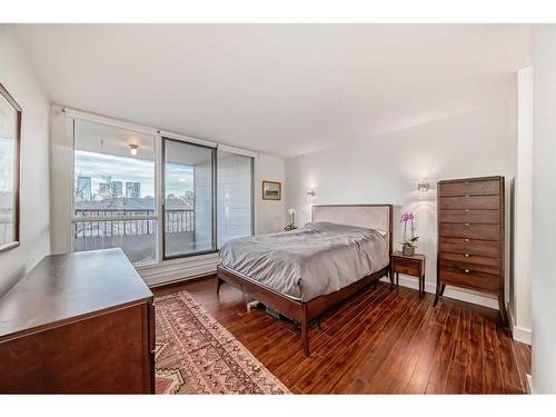 4B-133 25 Avenue Sw, Calgary, AB - Indoor Photo Showing Bedroom