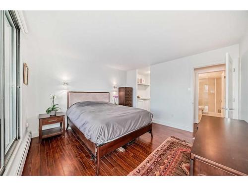 4B-133 25 Avenue Sw, Calgary, AB - Indoor Photo Showing Bedroom