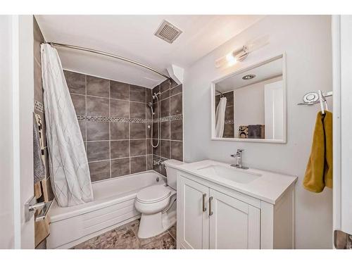 4B-133 25 Avenue Sw, Calgary, AB - Indoor Photo Showing Bathroom