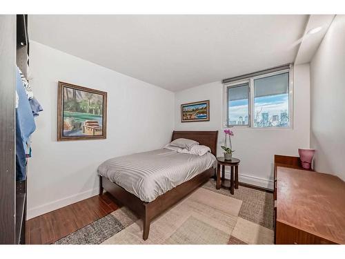 4B-133 25 Avenue Sw, Calgary, AB - Indoor Photo Showing Bedroom