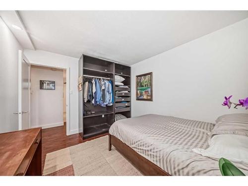 4B-133 25 Avenue Sw, Calgary, AB - Indoor Photo Showing Bedroom