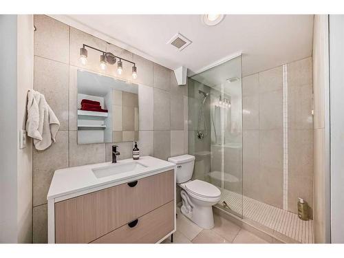 4B-133 25 Avenue Sw, Calgary, AB - Indoor Photo Showing Bathroom