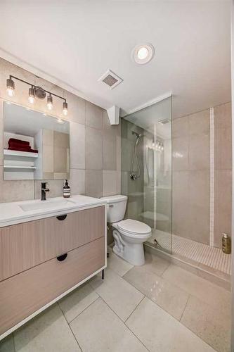 4B-133 25 Avenue Sw, Calgary, AB - Indoor Photo Showing Bathroom