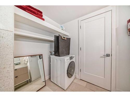 4B-133 25 Avenue Sw, Calgary, AB - Indoor Photo Showing Laundry Room