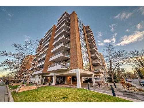 4B-133 25 Avenue Sw, Calgary, AB - Outdoor With Balcony With Facade