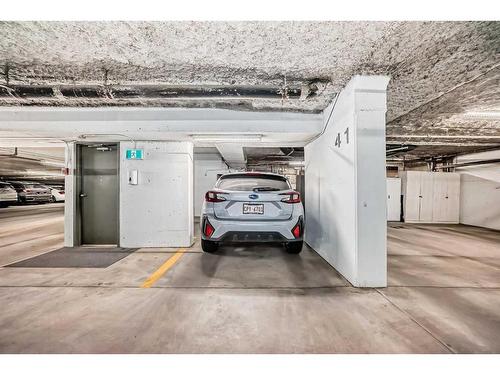 4B-133 25 Avenue Sw, Calgary, AB - Indoor Photo Showing Garage