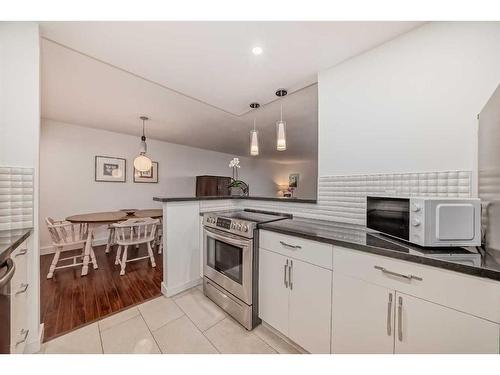 4B-133 25 Avenue Sw, Calgary, AB - Indoor Photo Showing Kitchen