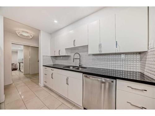 4B-133 25 Avenue Sw, Calgary, AB - Indoor Photo Showing Kitchen With Double Sink With Upgraded Kitchen