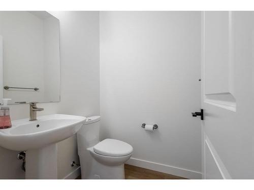 53 Versant Point Sw, Calgary, AB - Indoor Photo Showing Bathroom