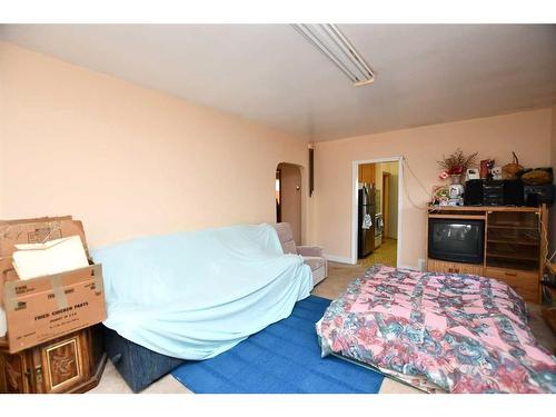 30 6 Street Sw, Medicine Hat, AB - Indoor Photo Showing Bedroom