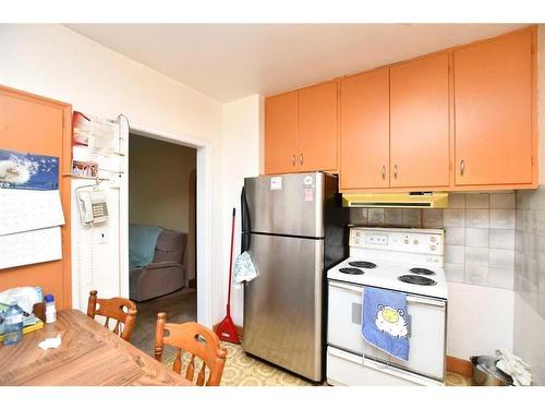 30 6 Street Sw, Medicine Hat, AB - Indoor Photo Showing Kitchen