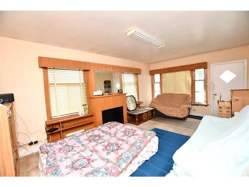 30 6 Street Sw, Medicine Hat, AB - Indoor Photo Showing Bedroom