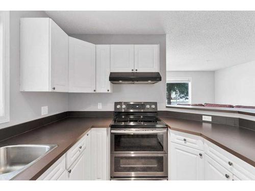 3102-20 Harvest Rose Park Ne, Calgary, AB - Indoor Photo Showing Kitchen