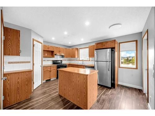 104 Taracove Crescent Ne, Calgary, AB - Indoor Photo Showing Kitchen