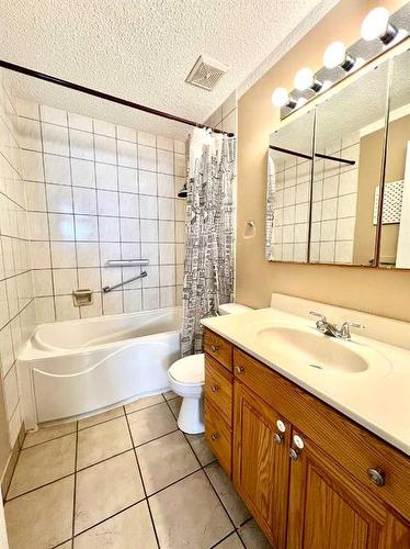 25 Edgeford Way Nw, Calgary, AB - Indoor Photo Showing Bathroom