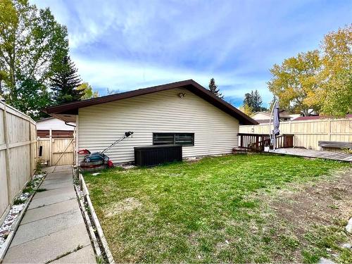 25 Edgeford Way Nw, Calgary, AB - Outdoor With Exterior