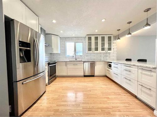 25 Edgeford Way Nw, Calgary, AB - Indoor Photo Showing Kitchen With Upgraded Kitchen