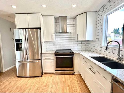 25 Edgeford Way Nw, Calgary, AB - Indoor Photo Showing Kitchen With Double Sink With Upgraded Kitchen