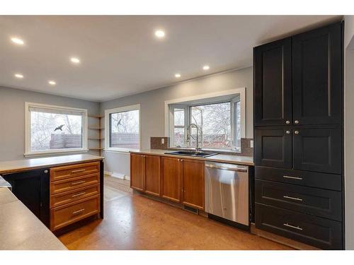 403 Hawthorn Drive Nw, Calgary, AB - Indoor Photo Showing Kitchen