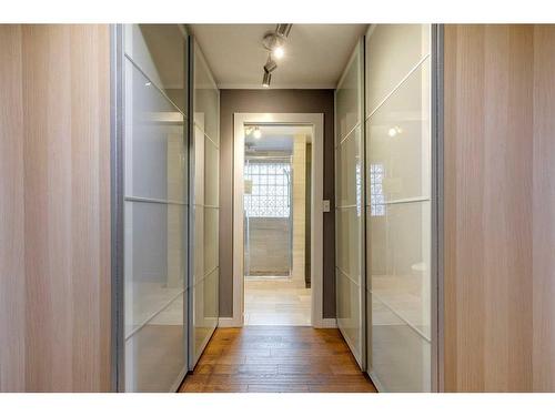 403 Hawthorn Drive Nw, Calgary, AB - Indoor Photo Showing Bathroom